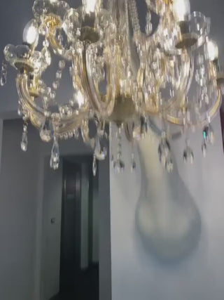 🦒Giraffe In Love XS, designed by Marcantonio, is a giraffe that holds a Marie-Thérèse style chandelier, in the miniature version. #dcpremiumstore #design #shippingworldwide🌍✈️ #designweek #qeeboo 